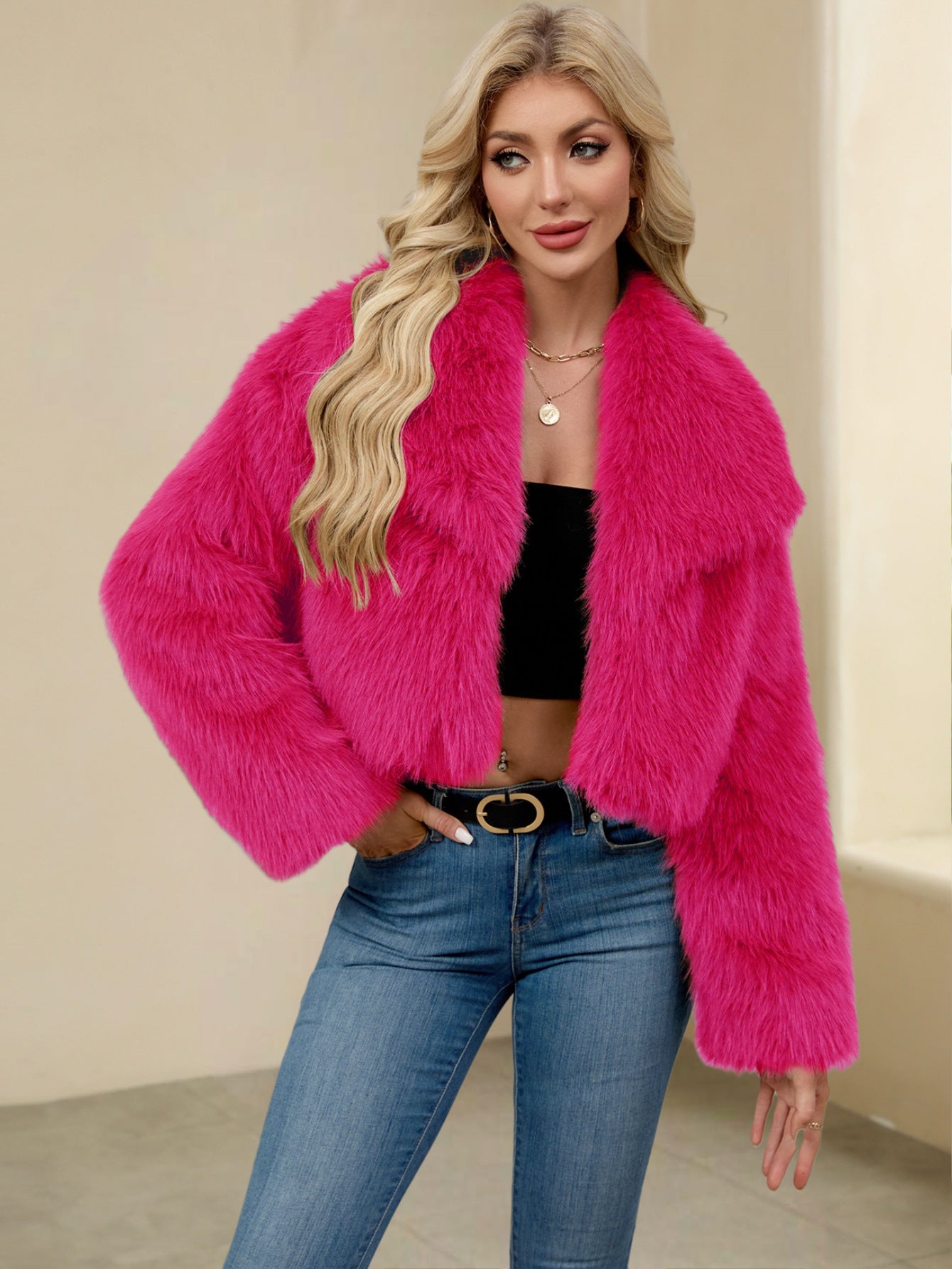 Kurze Damenjacke aus Kunstfell mit weitem Kragen