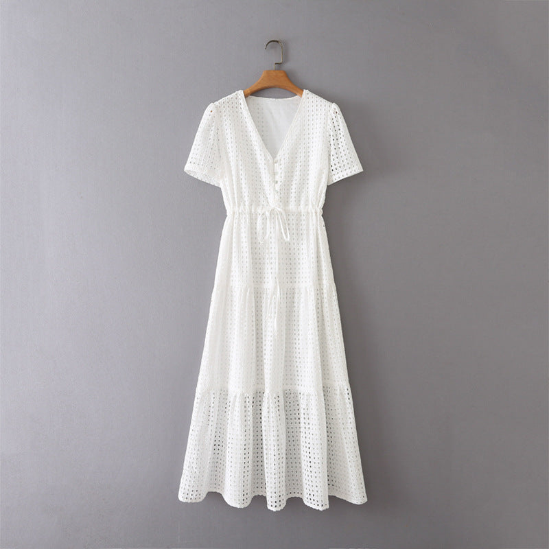 Besticktes Damenkleid für den Frühling mit Taillenband