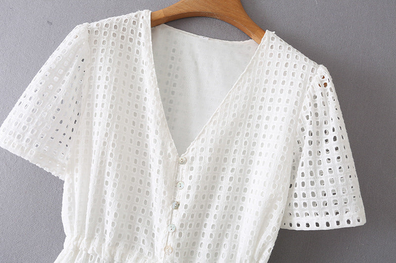 Besticktes Damenkleid für den Frühling mit Taillenband